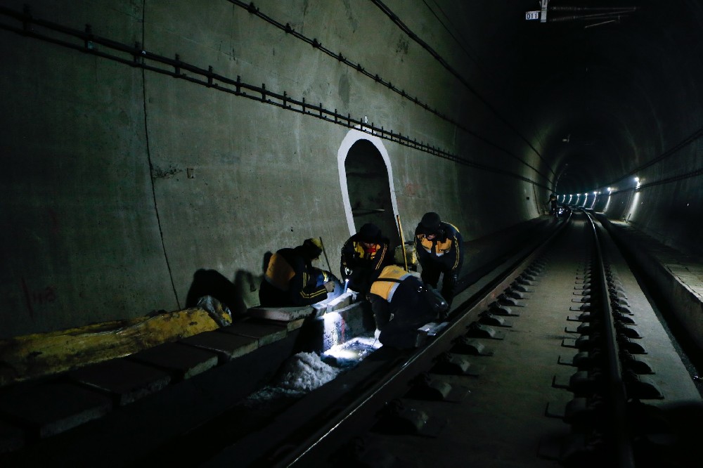 玉泉铁路运营隧道病害现状